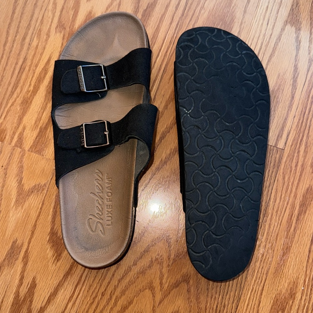 Size 9 Women’s black Sketchers LuxeFoam